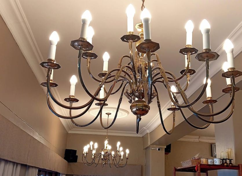 Le Bay Lodge, Gordon's Bay: ornate chandelier lit in a hotel interior with a mirrored wall