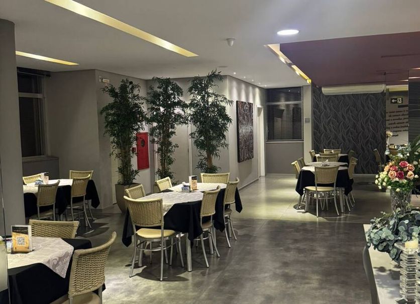 Hotel Verona Tower in Divinópolis restaurant with set dining tables and floral arrangements