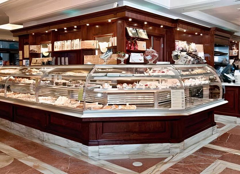 B&B Il Corso Siena buffet counter with glass display cases and pastries
