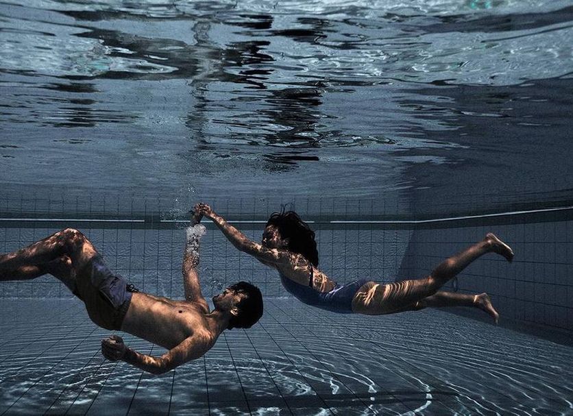 Heilthermen Resort Bad Waltersdorf in Bad Waltersdorf: guests swimming underwater in indoor pool