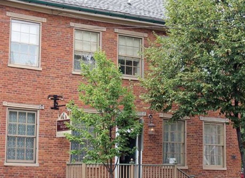 Tillie Pierce House Inn in Gettysburg, brick inn exterior with trees and windows
