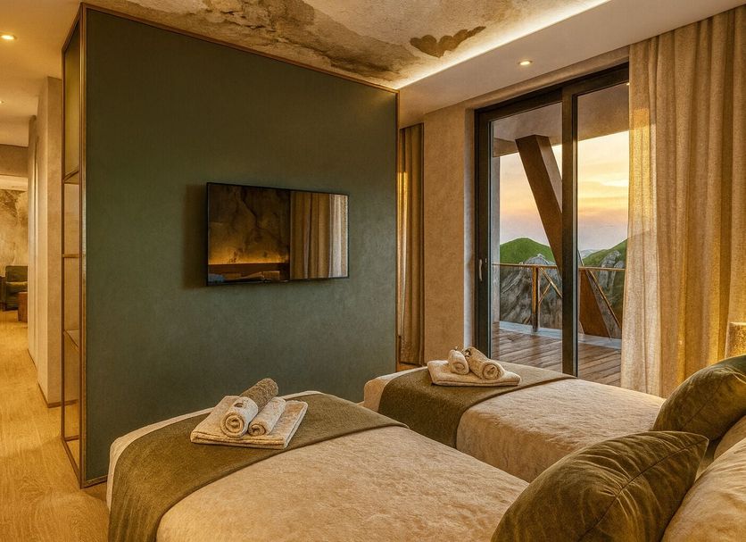 Hotel Degenija, Seliste Dreznicko: twin beds in a guest room with balcony and sunset view