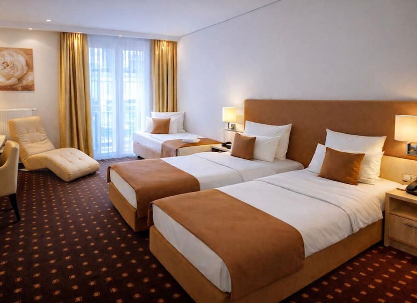 City Hotel Isar-Residenz in Landshut: twin guest room with two beds, desk, and balcony doors