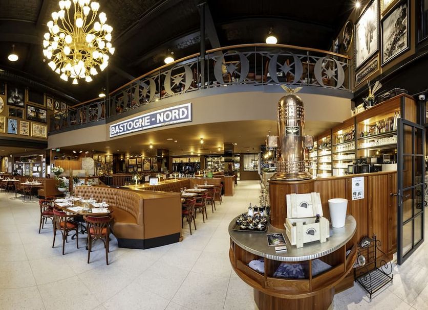 Hotel Leo Station et Annexes in Bastogne interior restaurant with mezzanine and chandeliers