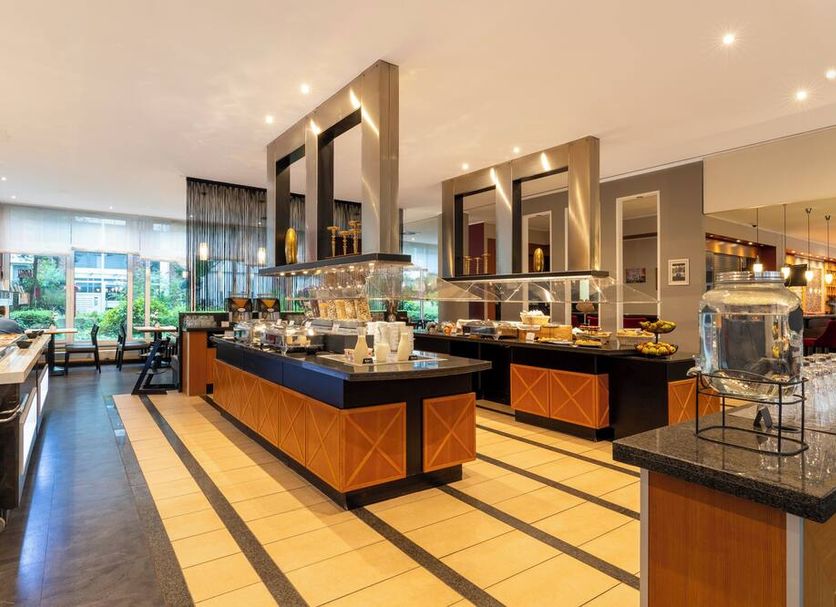 Plaza Premium Köln buffet restaurant in Cologne with modern serving stations and dining area