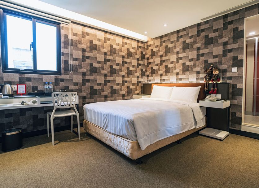 Hotel Puri Taipei Station Branch room with bed, desk, and window in Taipei City