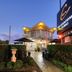 Countryman Motor Inn in Dubbo at dusk, with lit entrance, hedges, and vacancy sign