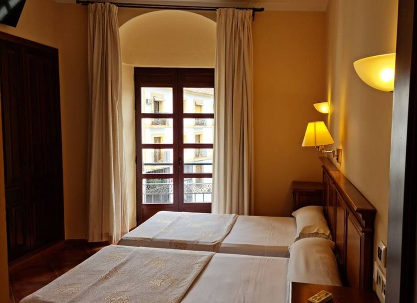 Hotel Plateros Córdoba guest room with twin beds and balcony doors