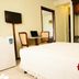 Rede Andrade Atlântico in Piçarras guest room with bed, desk, TV and wardrobe