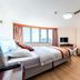 Zhiyuanlou Hotel in Qingdao: guest room with two beds, windows, and city view