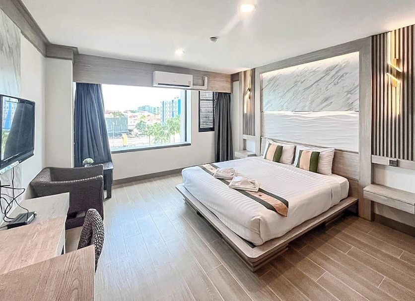 Ruean Phae Royal Park Hotel in Phitsanulok guest room with king bed and large window