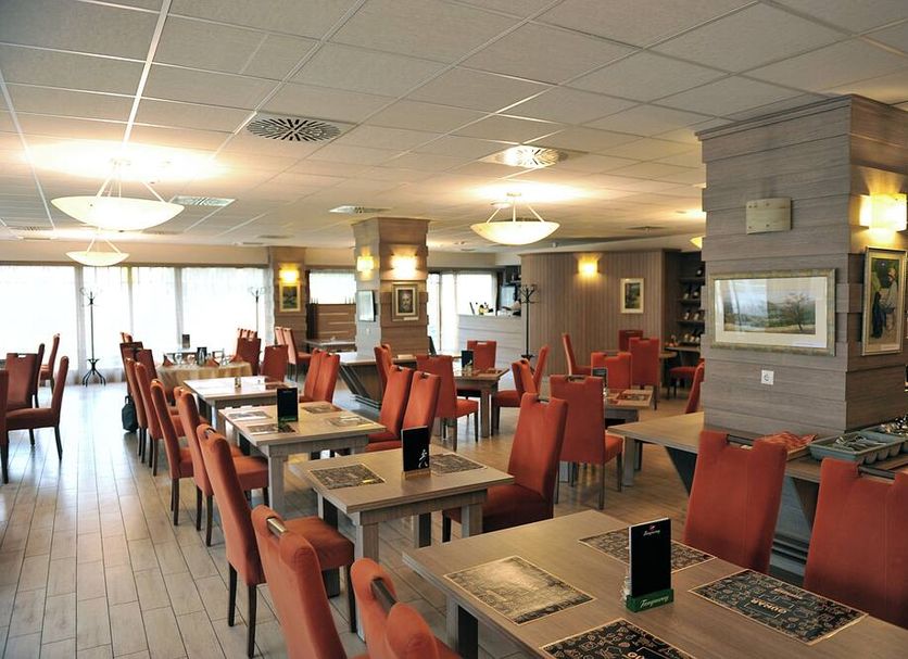 Hotel Három Gúnár Kecskemét dining room with red chairs and table setting