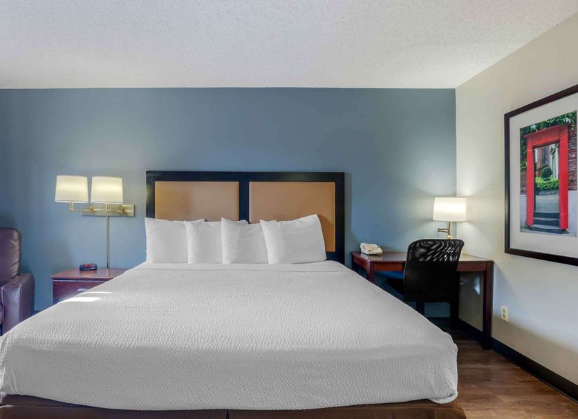 Extended Stay America Suites - Los Angeles - Torrance Blvd guest room with king bed, desk and chair in Torrance