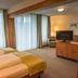 Hotel Mingarden Düsseldorf guest room with twin beds, TV, armchair and balcony doors
