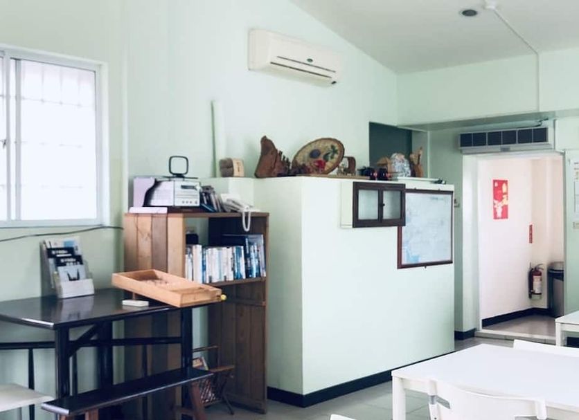 Lai Chi Te Hotel, Tainan City: small lobby area with desk, shelf, chairs, window and air conditioner