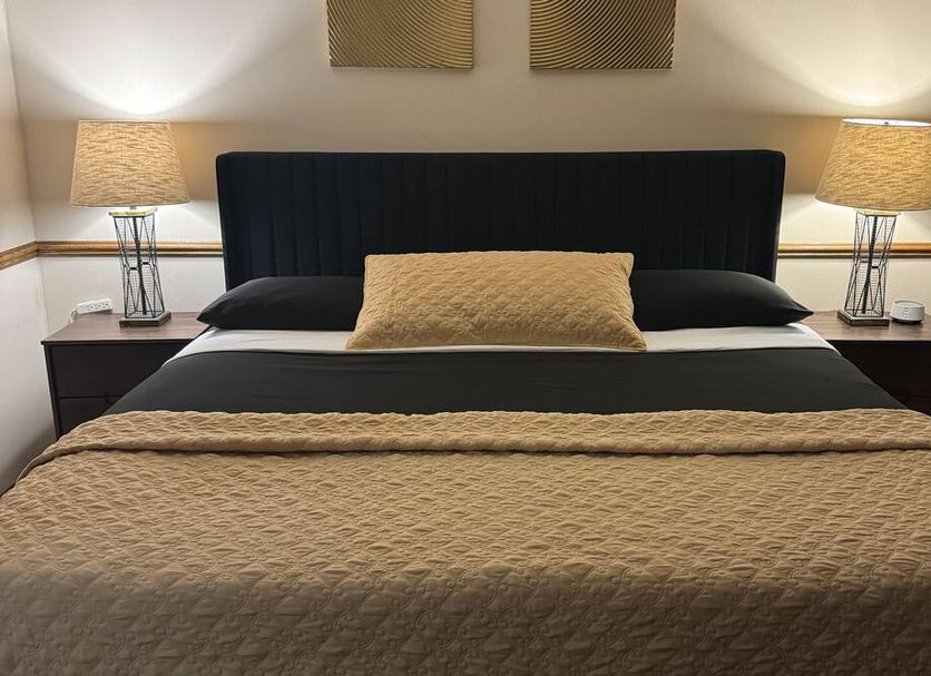 Fenway House Hotel in Fennimore room with king bed, bedside lamps and neutral bedding