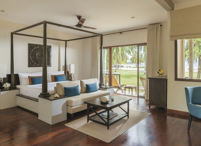 Uga Bay - Pasikuda in Kalkudah suite with four-poster bed and oceanfront view