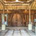 Les Villas Ottalia Yoga & Diving, Gili Meno: rustic wooden lobby with carved double doors and thatched ceiling