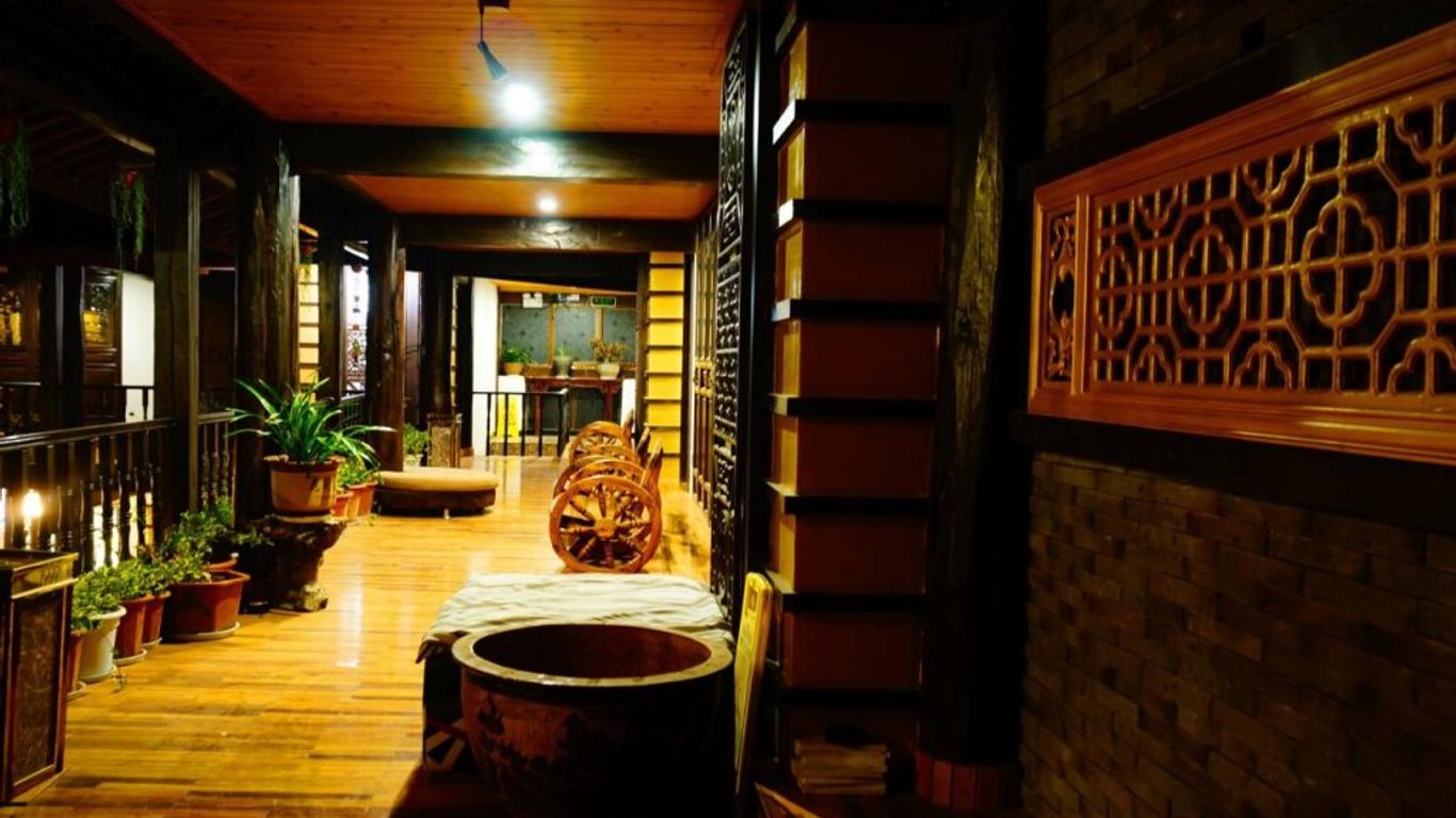 Lijiang Wangjia Courtyard Inn