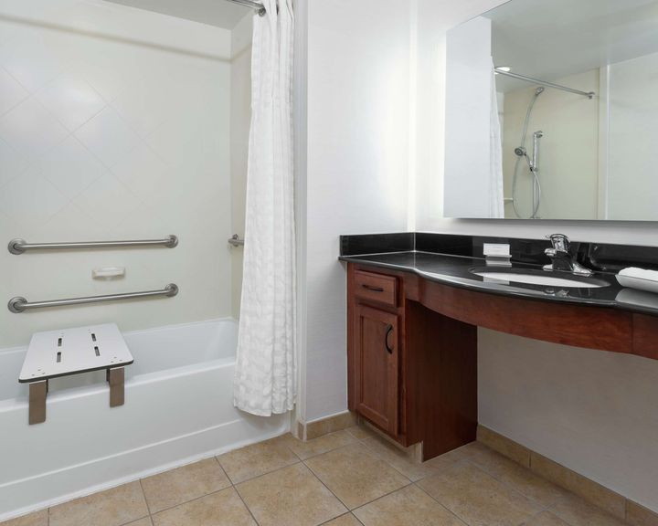 hotels in beachwood ohio with jacuzzi in room
