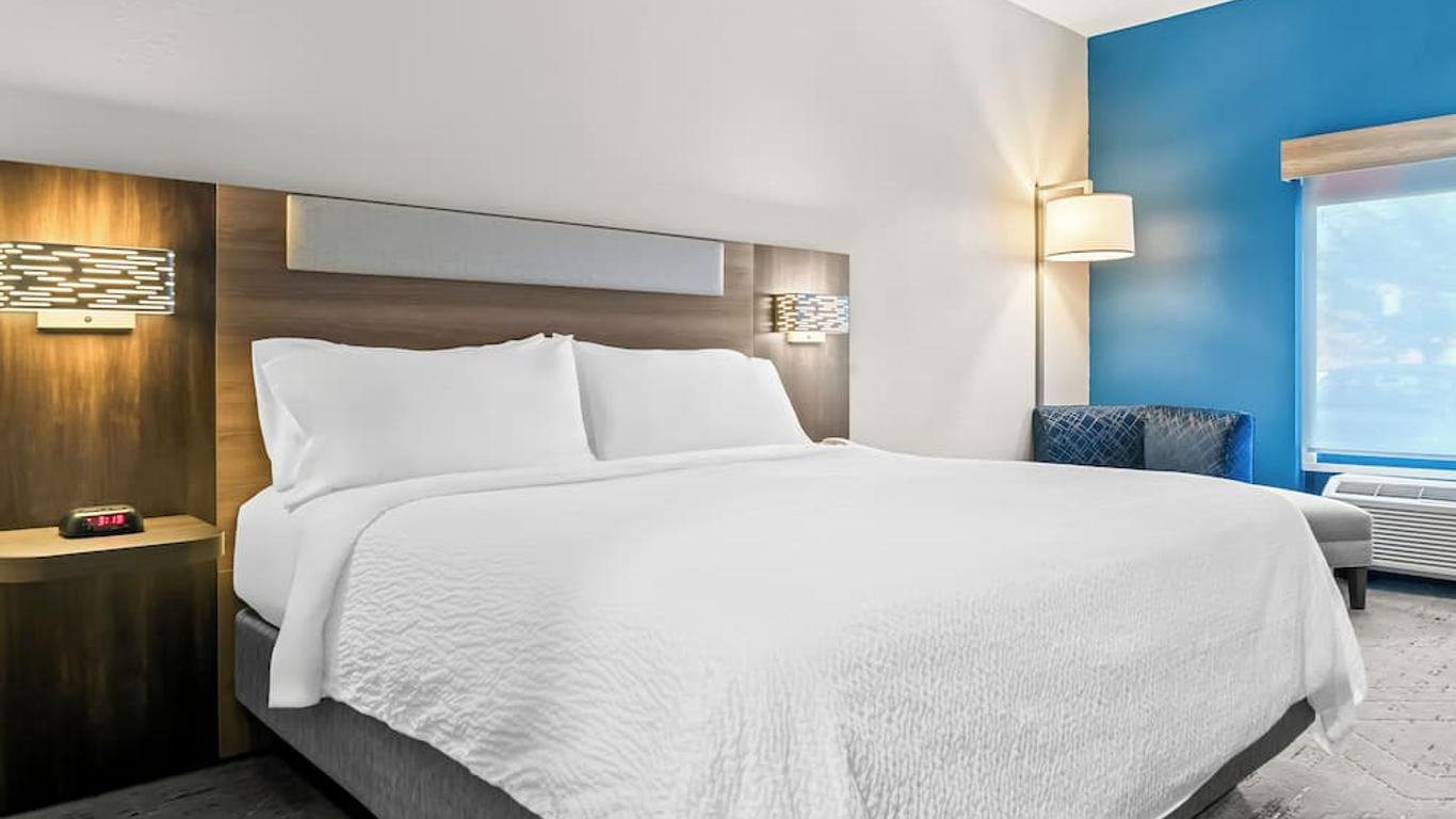 Holiday Inn Express & Suites Detroit North - Roseville