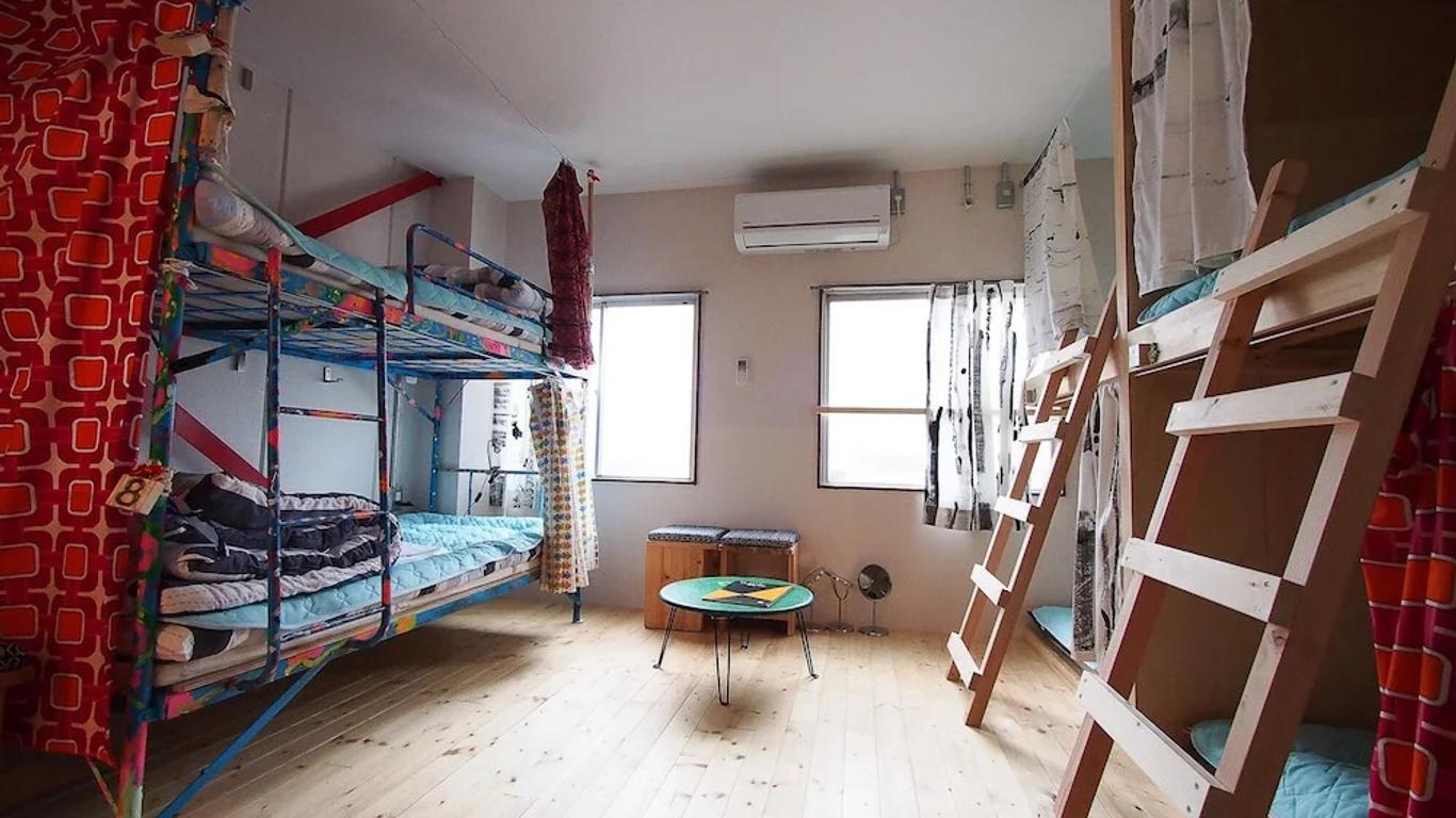 Cocoroom Guesthouse Cafe and Garden - Hostel