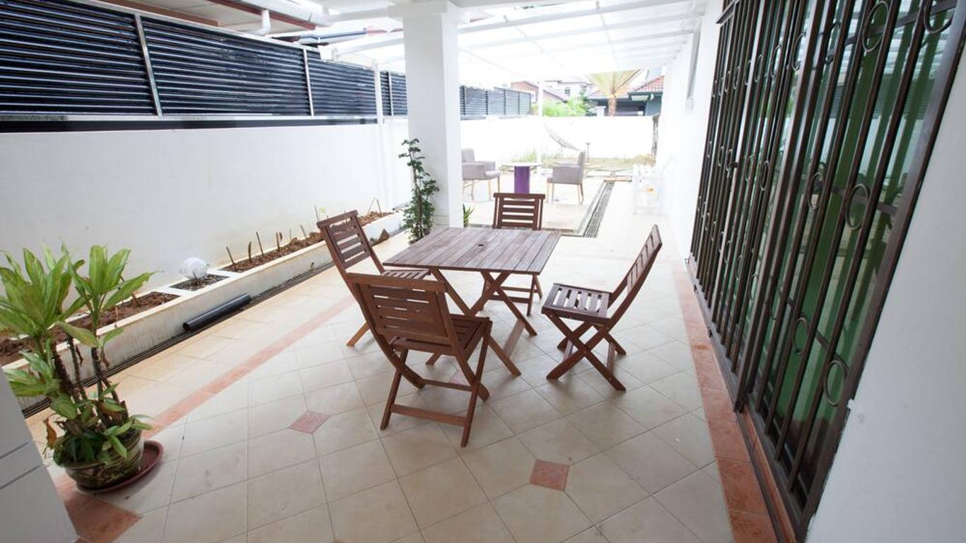 Semi Detached House High Residential Area Batu Kawa New Township 4br By Natol Homestay-Sydney