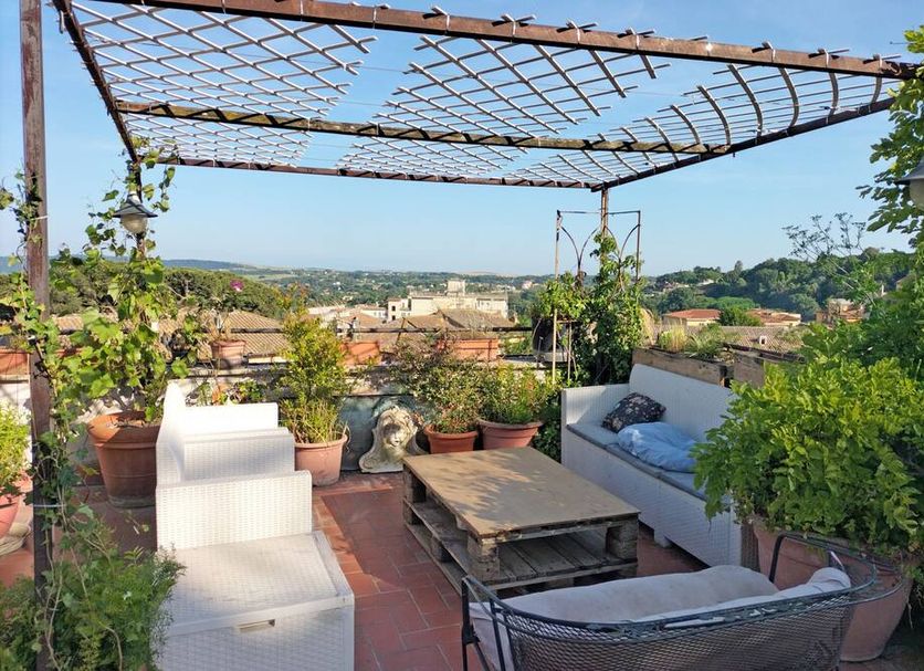 Il Camaleonte dal 2005 in Bracciano: rooftop terrace with lounge seating and town views