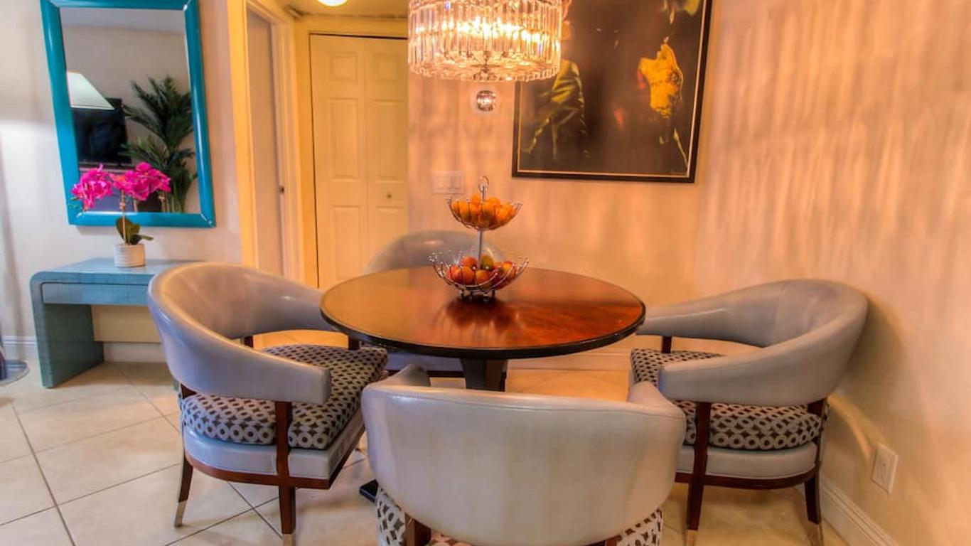 Modern condo overlooking the Strip 3