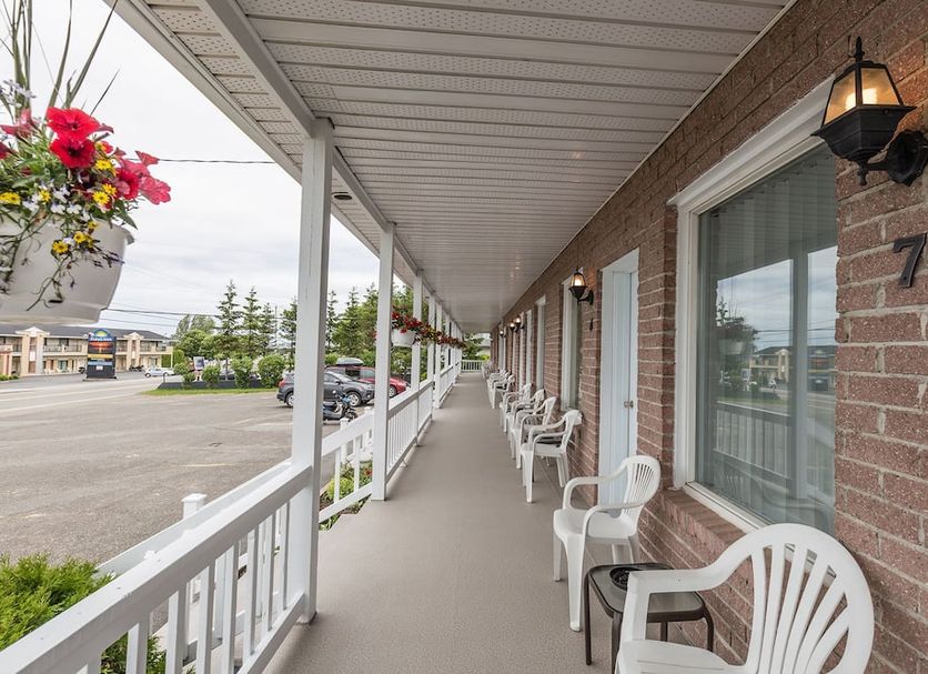 Motel Au Vieux Piloteux in Rivière-du-Loup with covered exterior walkway and chairs