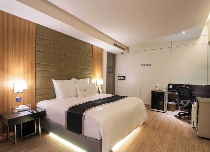 168 Motel-Hsinchu guest room in Hsinchu City with king bed, desk, and modern lighting