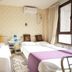 Jiayuan Express Hotel (Shenyang Railway Station Branch) room with two single beds and window in Shenyang