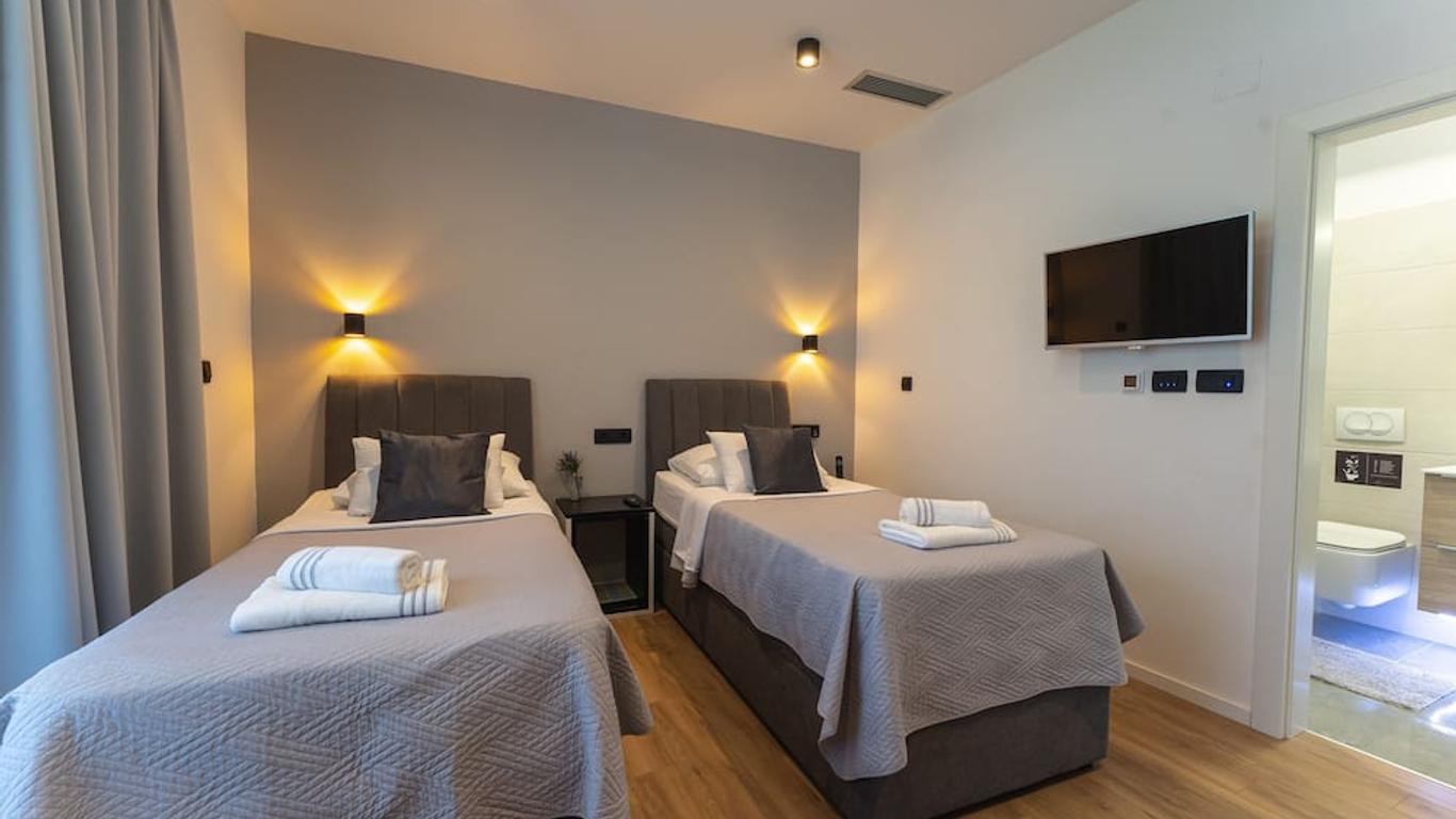 Sky & Sun Luxury Rooms with private parking in the garage