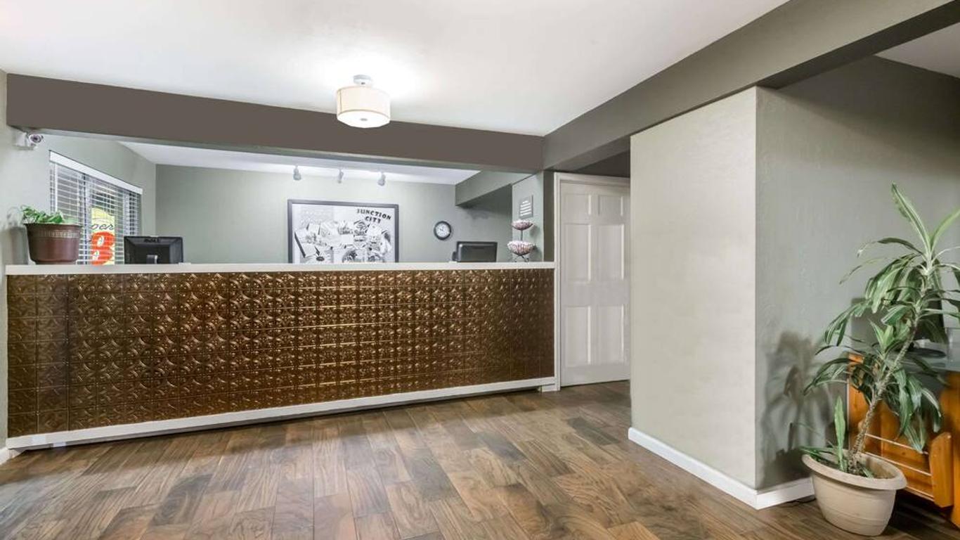 Deluxe Inn & Suites