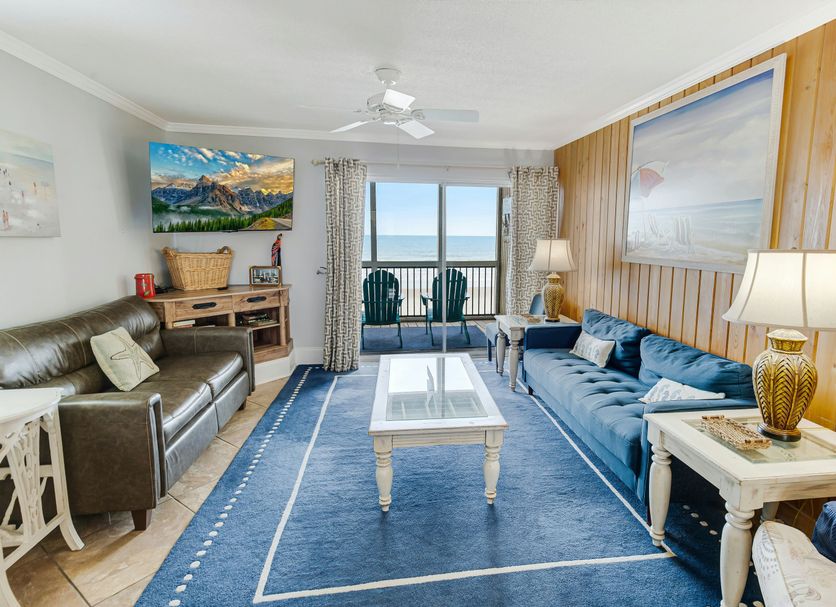 Oceanfront Litchfield Inn in Pawleys Island living room with ocean-view balcony and coastal seating