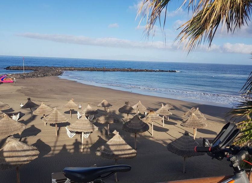 Villa Las Flores in Playa de las Américas with beach umbrellas and ocean views