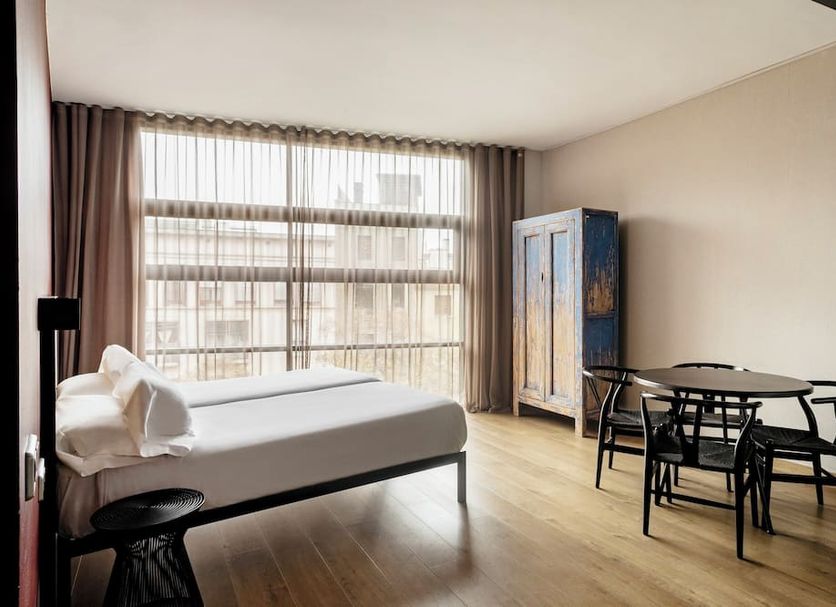 Aparthotel Allada 3, Barcelona: studio room with bed, table, chairs and large window