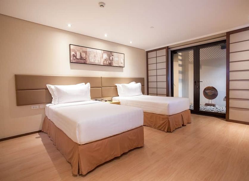 Jinjiang Inn - Makati twin-bed guest room with sliding door and warm wood flooring