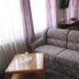 Hotel Am Markt in Eckartsberga: guest room with patterned sofa, coffee table, and curtains