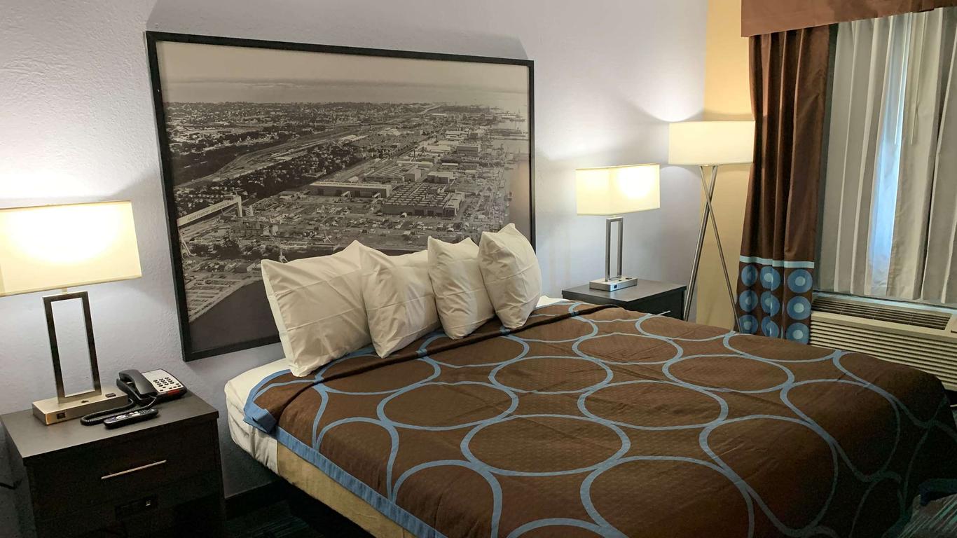 Super 8 by Wyndham Newport News