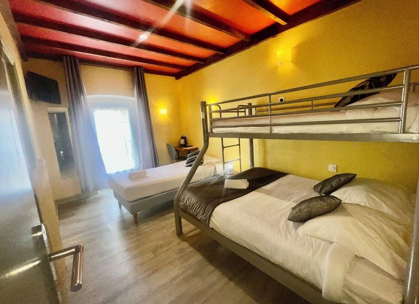 Hôtel Magdeleine in Romans-sur-Isère: compact room with bunk bed and a single bed