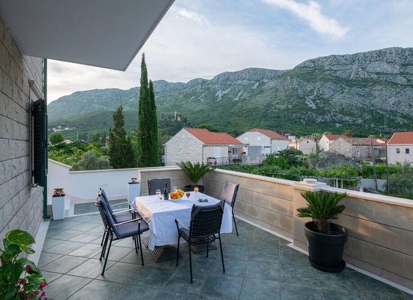Apartments Azzurro Dubrovnik terrace with dining table and mountain view