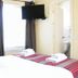 Hotel Rondó, Viña del Mar: guest room with two beds, wall-mounted TV, window, and bathroom door