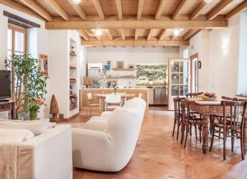 Alla Torre Del Barbarossa B&b Foresteria in Mandello del Lario: bright rustic lounge with dining table and kitchen
