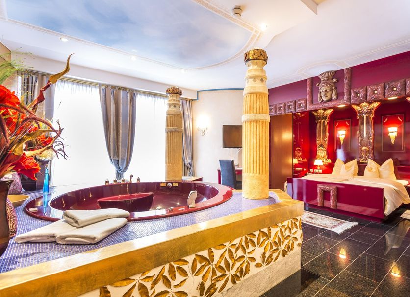 Schlosshotel Lacknerhof in Flachau: lavish suite with round whirlpool tub and ornate four-poster bed