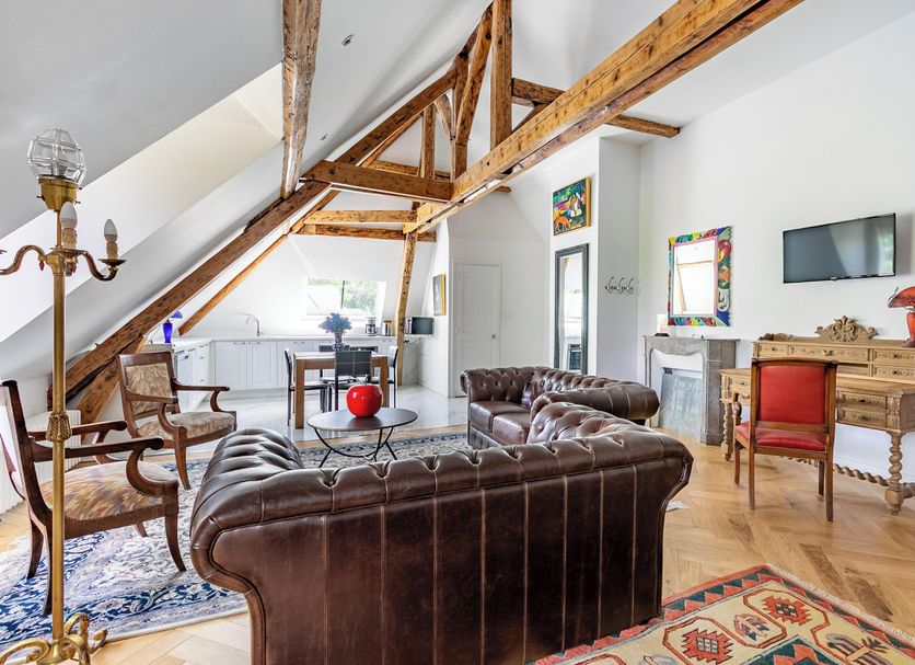 Casa La Palma Le 48 in Soissons: loft lounge with exposed beams, leather sofas and desk