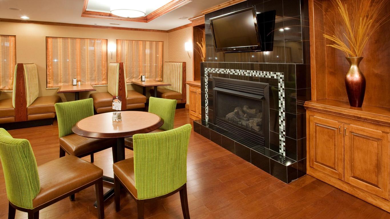 Holiday Inn Express Hotel & Suites Fredericksburg, An IHG Hotel