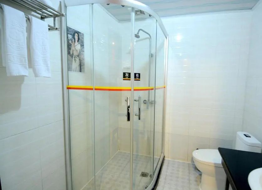 Super 8 by Wyndham Pingyao Railway Station Shun Cheng Lu bathroom with glass shower and toilet in Jinzhong