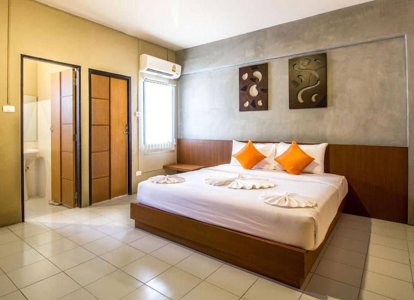 B2 Santitham (Wat Jed Yod) Boutique & Budget Hotel room in Chiang Mai with double bed and bathroom door