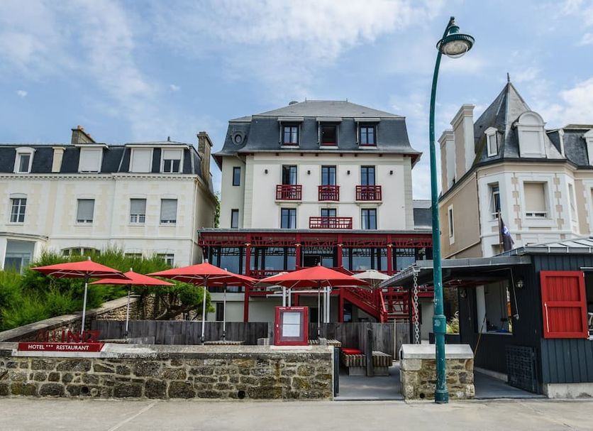 Hôtel Restaurant Ar Iniz in Saint-Malo with red umbrellas and a seaside-facing terrace